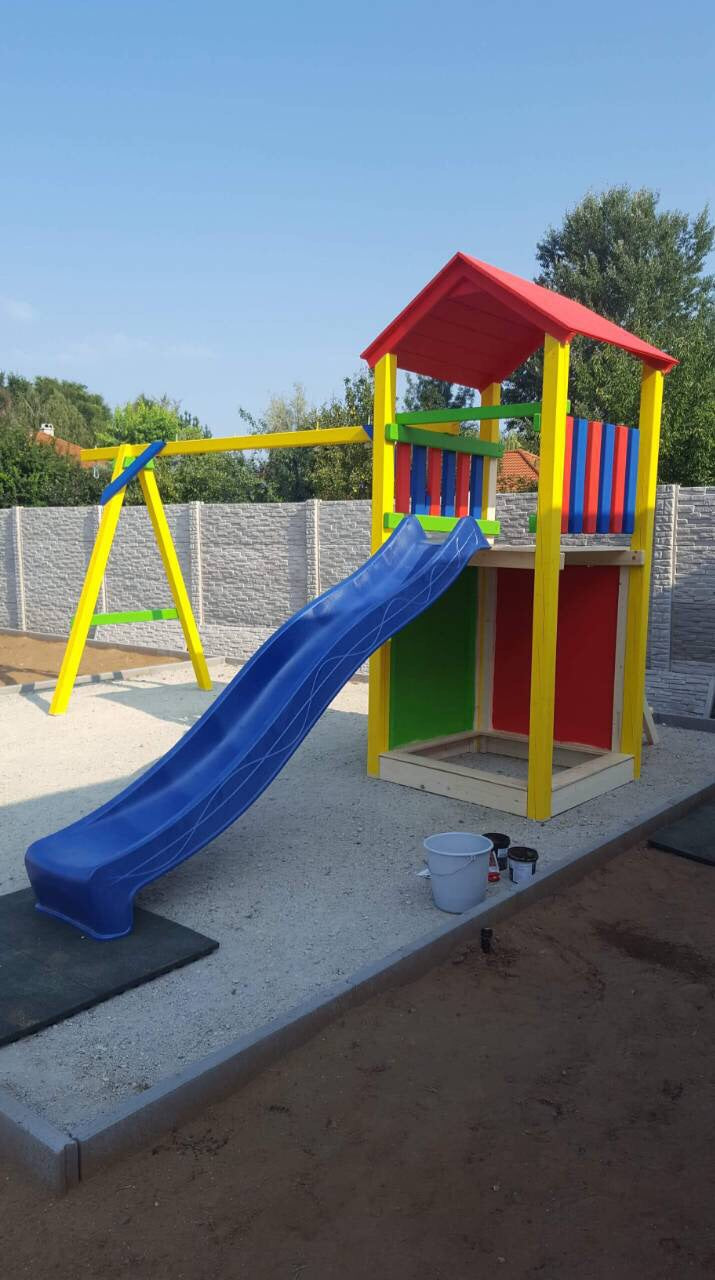 Valla de madera pintada con caucho líquido — RubberPaint Marrón